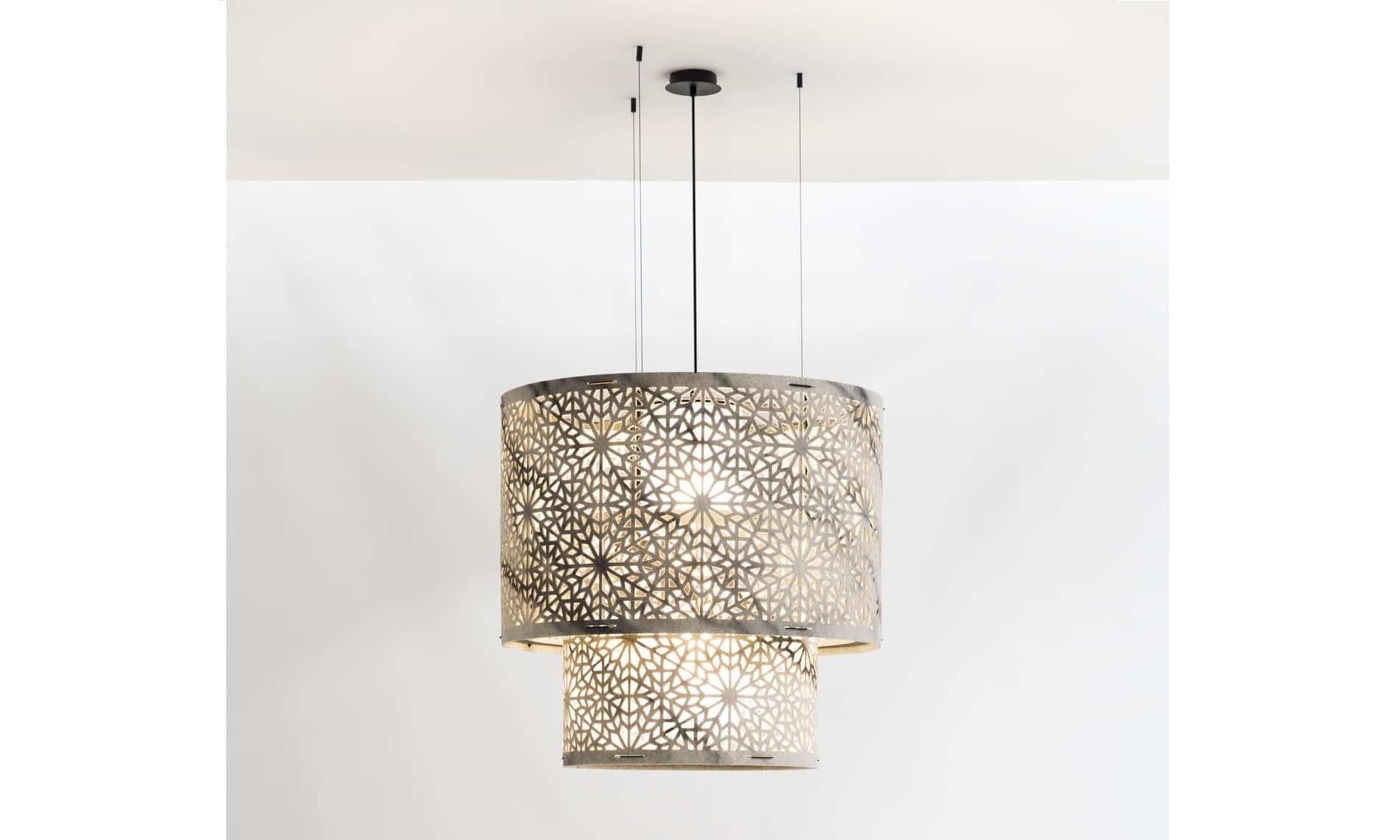 Akoestische lamp van vilt in de vorm van een kroonluchter