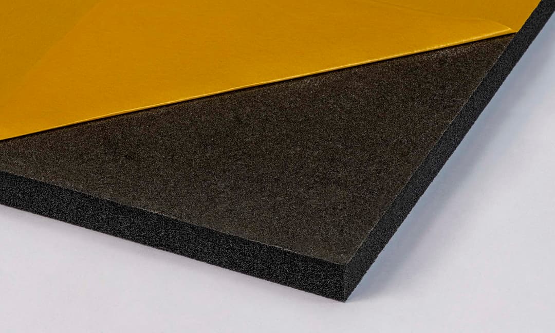 Fire resistant noiseabsorbing foam