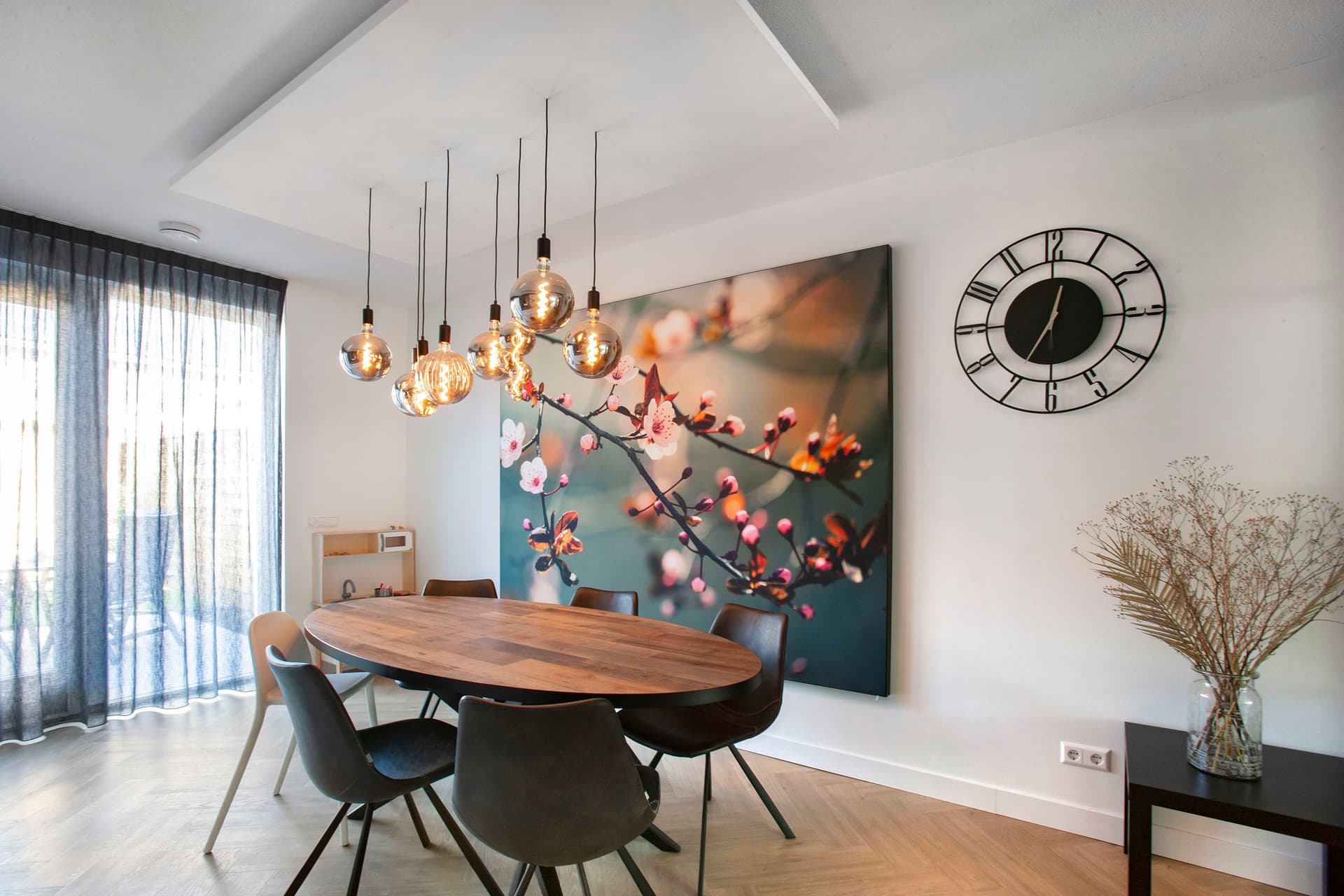 Fotopaneel en plafondeiland woning - akoestiek woonkamer verbeteren
