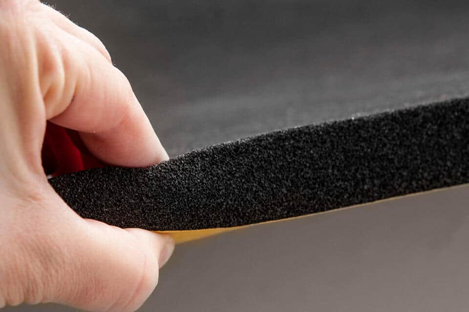 Fire resistant noiseabsorbing foam