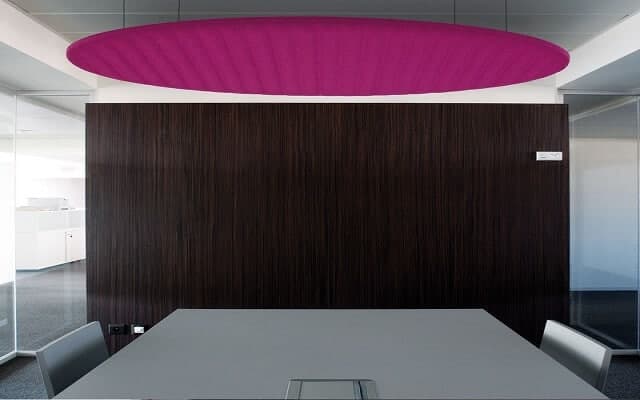 Roze plafondeiland van BuzziSpace