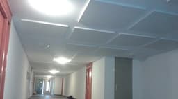 Akoestische plafondpanelen om hoge geluidsabsorberende waarden te combineren met esthetiek