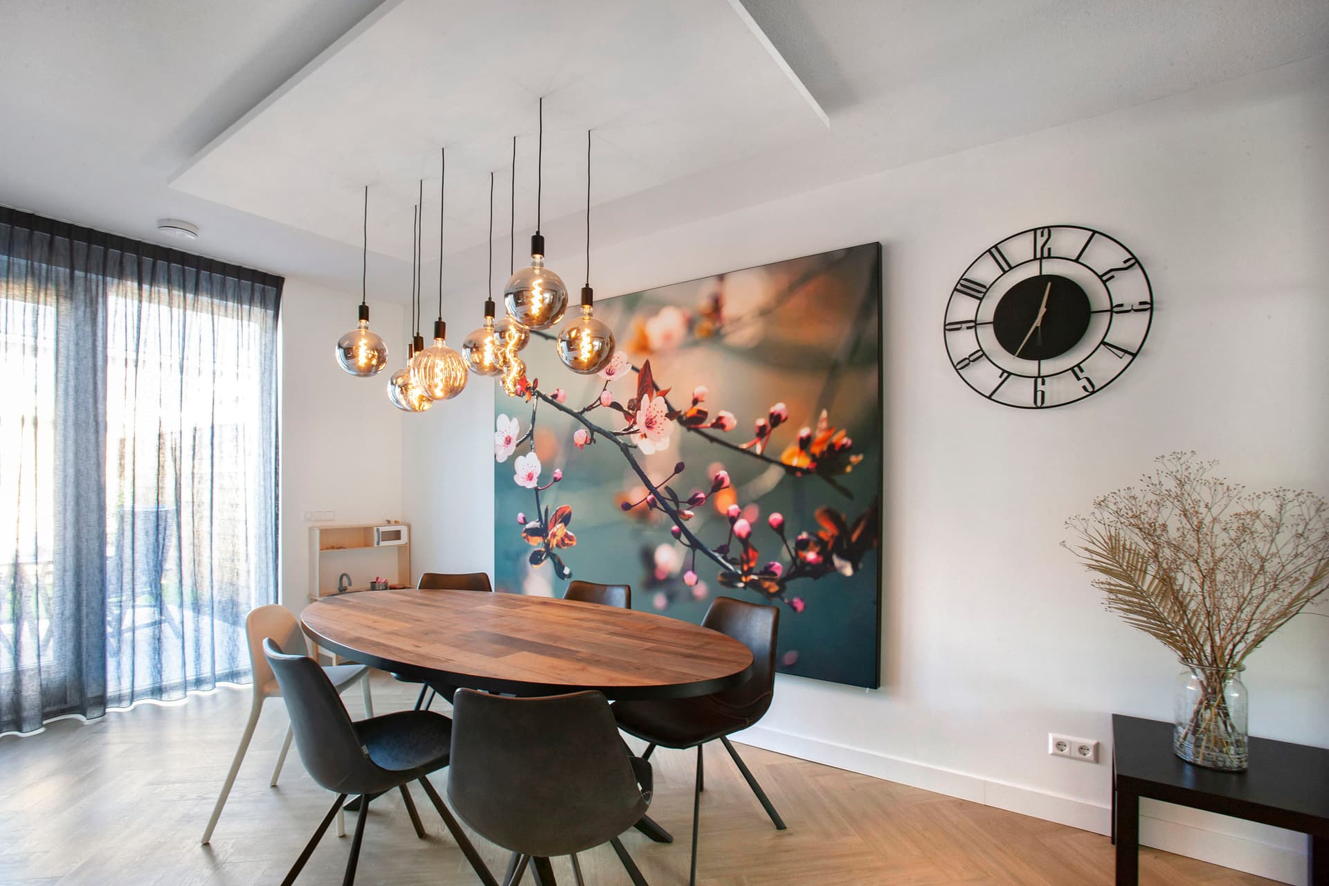Fotopaneel en plafondeiland woning - akoestiek woonkamer verbeteren