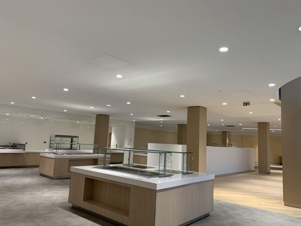 Clipso spanplafond in ontbijtzaal van een hotel, naadloos en strak afgewerkt.