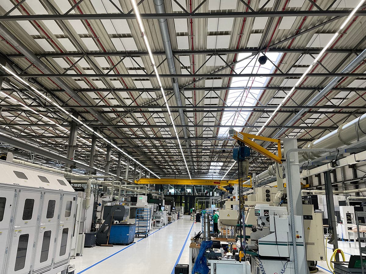 De EASYindustry plafondpanelen zorgen voor een stillere en prettigere werkomgeving. Ze absorberen geluid effectief en zijn ideaal voor fabrieken, werkplaatsen en andere industriële ruimtes.