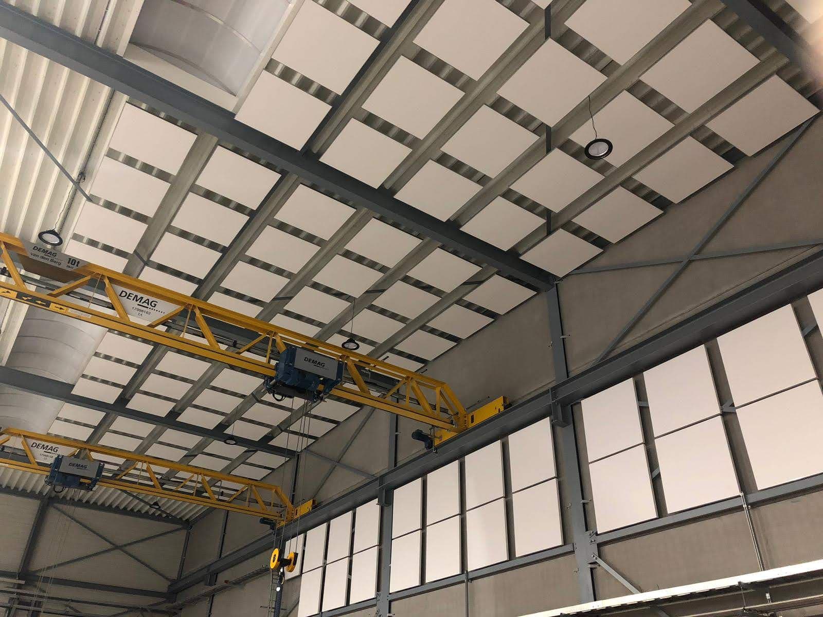 Akoestische panelen in fabrieken, productiehallen en werkplaatsen