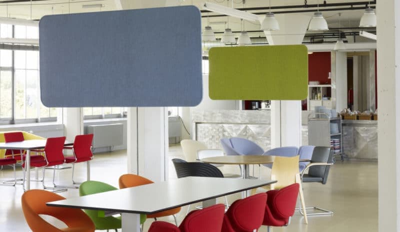 Akoestische baffle in twee verschillende afwerkingen