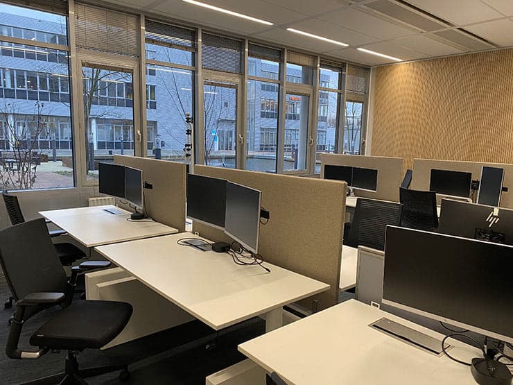 Akoestische bureauschermen van EASY Noise Control zorgen voor meer rust en privacy op de werkvloer. Ze verminderen geluidsoverlast en verbeteren de concentratie in open kantoorruimtes.